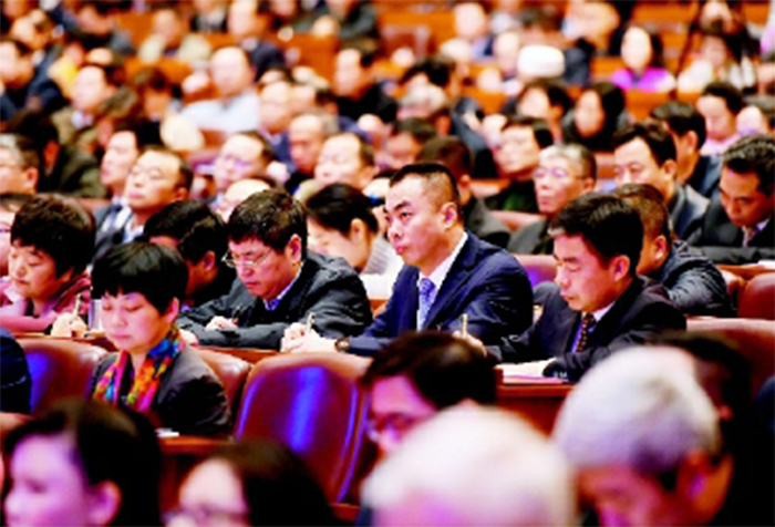 政協(xié)委員認(rèn)真聆聽政協(xié)湖北省十二屆委員會常委會工作報(bào)告。.jpg