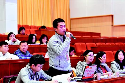 圖為：湖北日報全媒記者王際凱現(xiàn)場提問。.jpg