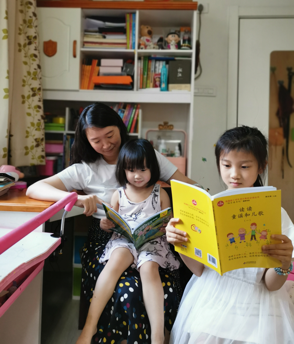 陳璐璐書(shū)房照1.jpg