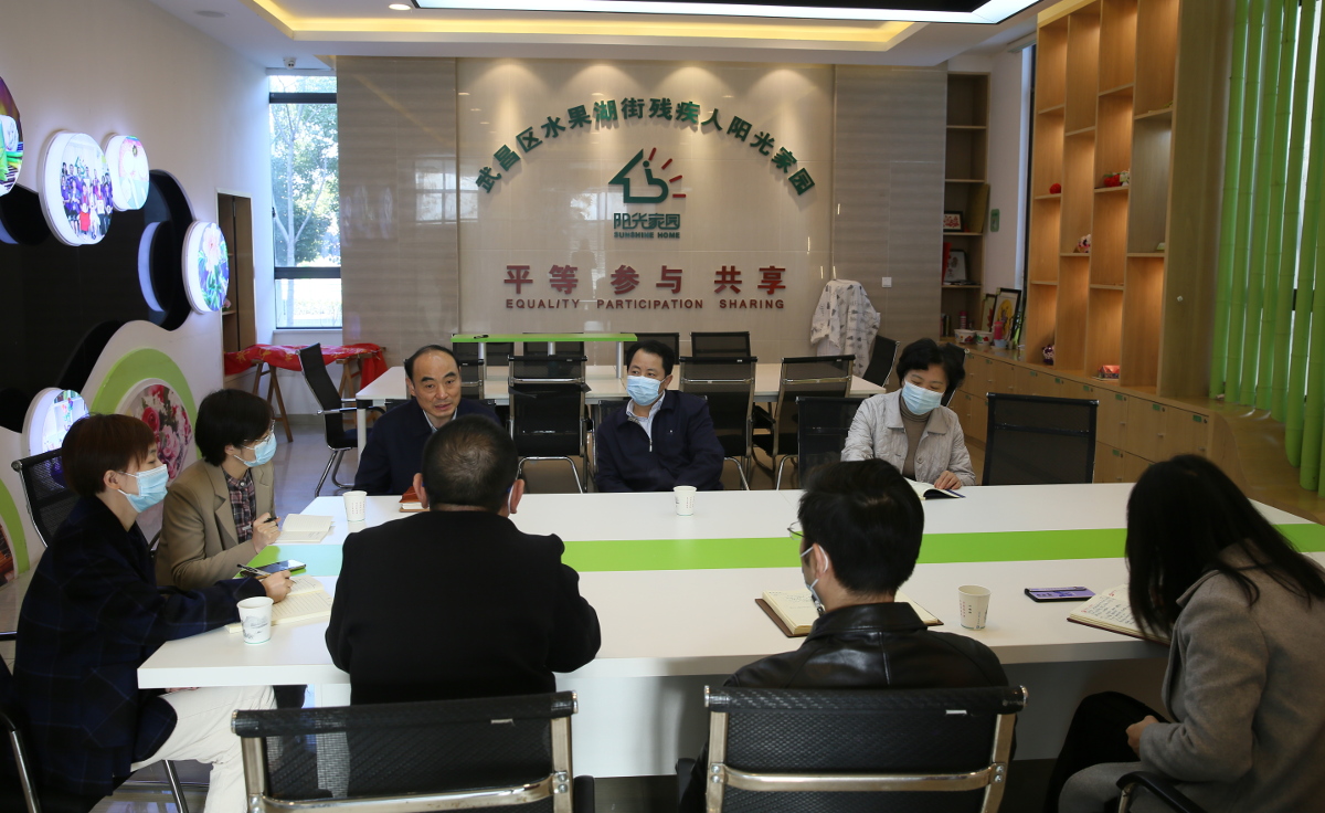 2省政協(xié)副秘書長、機(jī)關(guān)黨組成員、機(jī)關(guān)黨委書記周向陽在青魚嘴社區(qū)調(diào)研座談會上講話.jpg