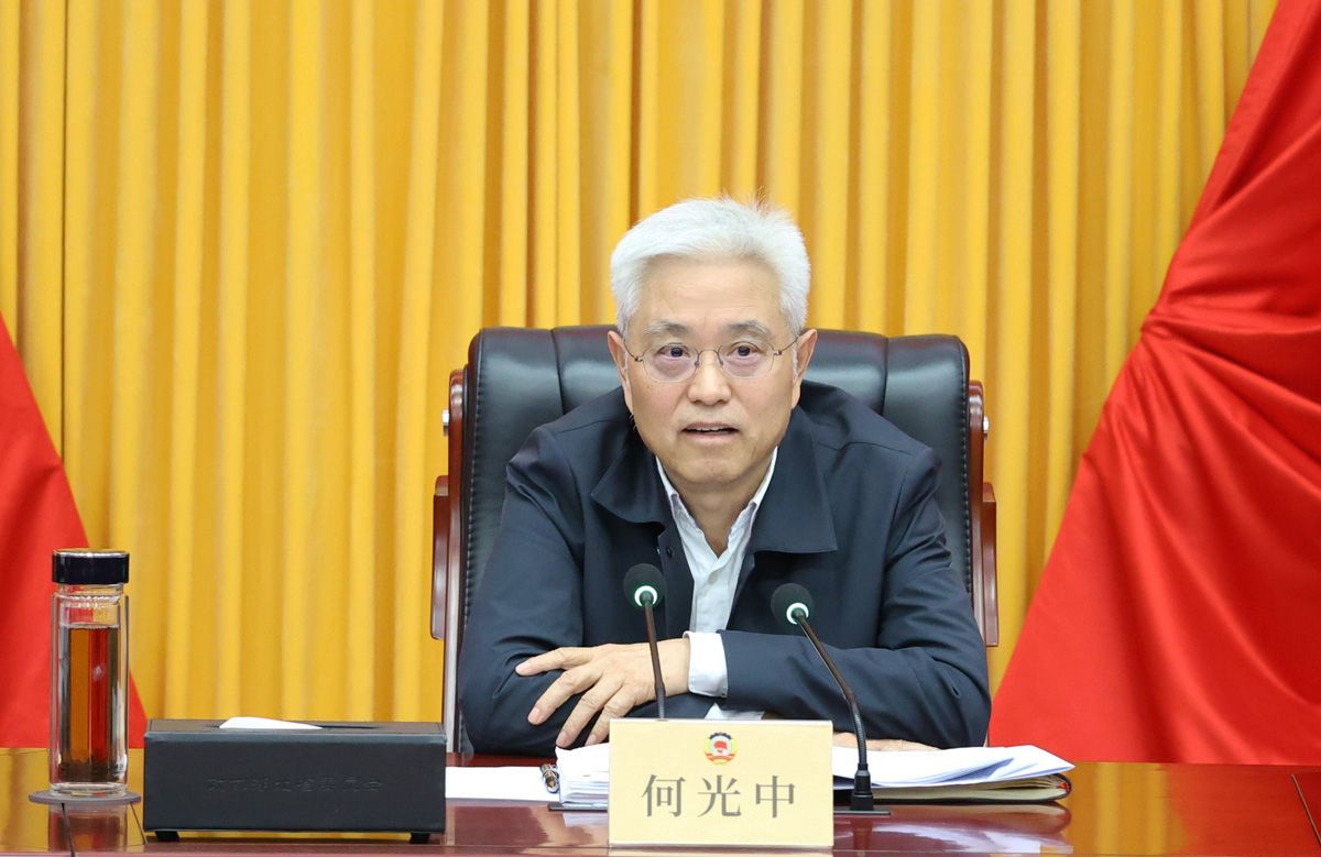 2何秘書長(zhǎng)主持并講話.jpg
