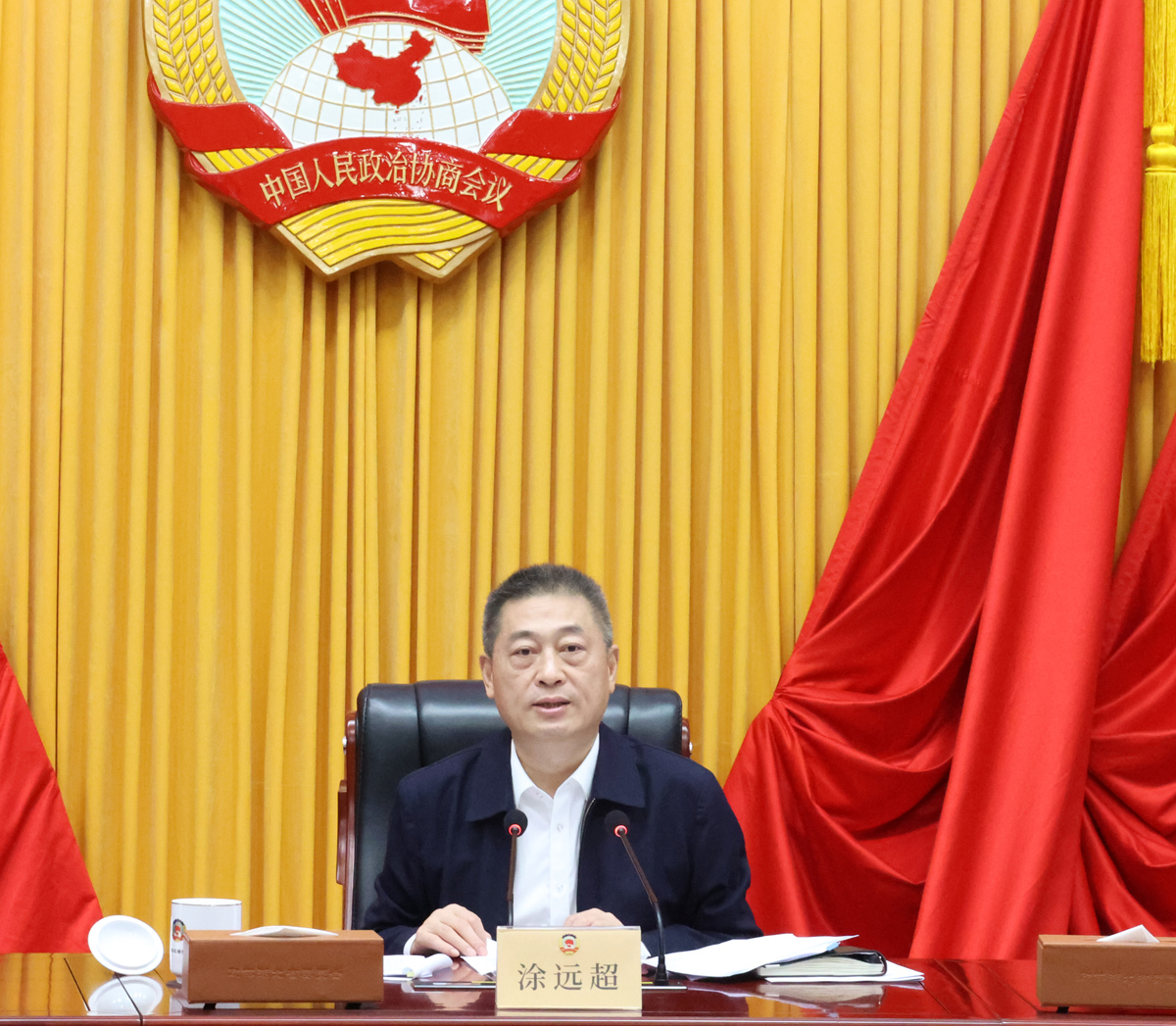 2____省政協(xié)黨組成員、秘書長、機(jī)關(guān)黨組書記涂遠(yuǎn)超主持會(huì)議并講話.JPG