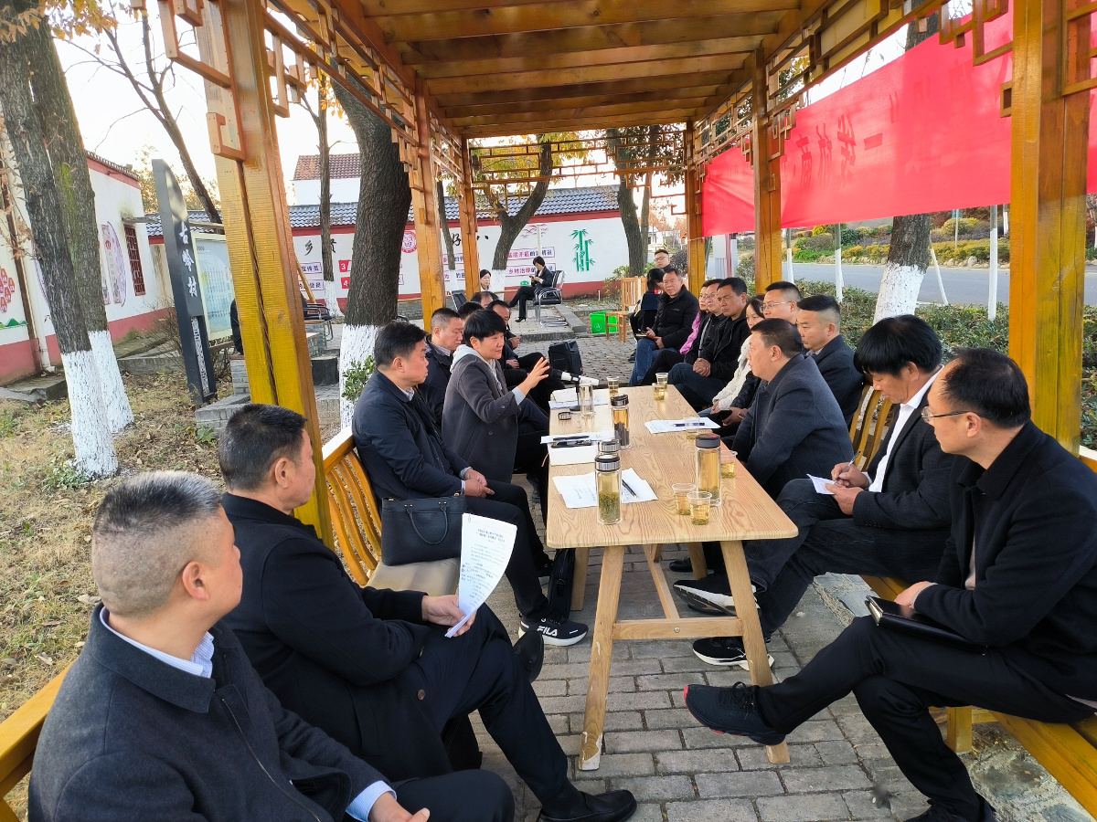 2023年12月7日，市委常委、市政府副市長(zhǎng)邢紅麗參加市政協(xié)“古嶺村產(chǎn)地倉(cāng)建設(shè)”一線協(xié)商活動(dòng)，現(xiàn)場(chǎng)回應(yīng)群眾關(guān)切.jpg