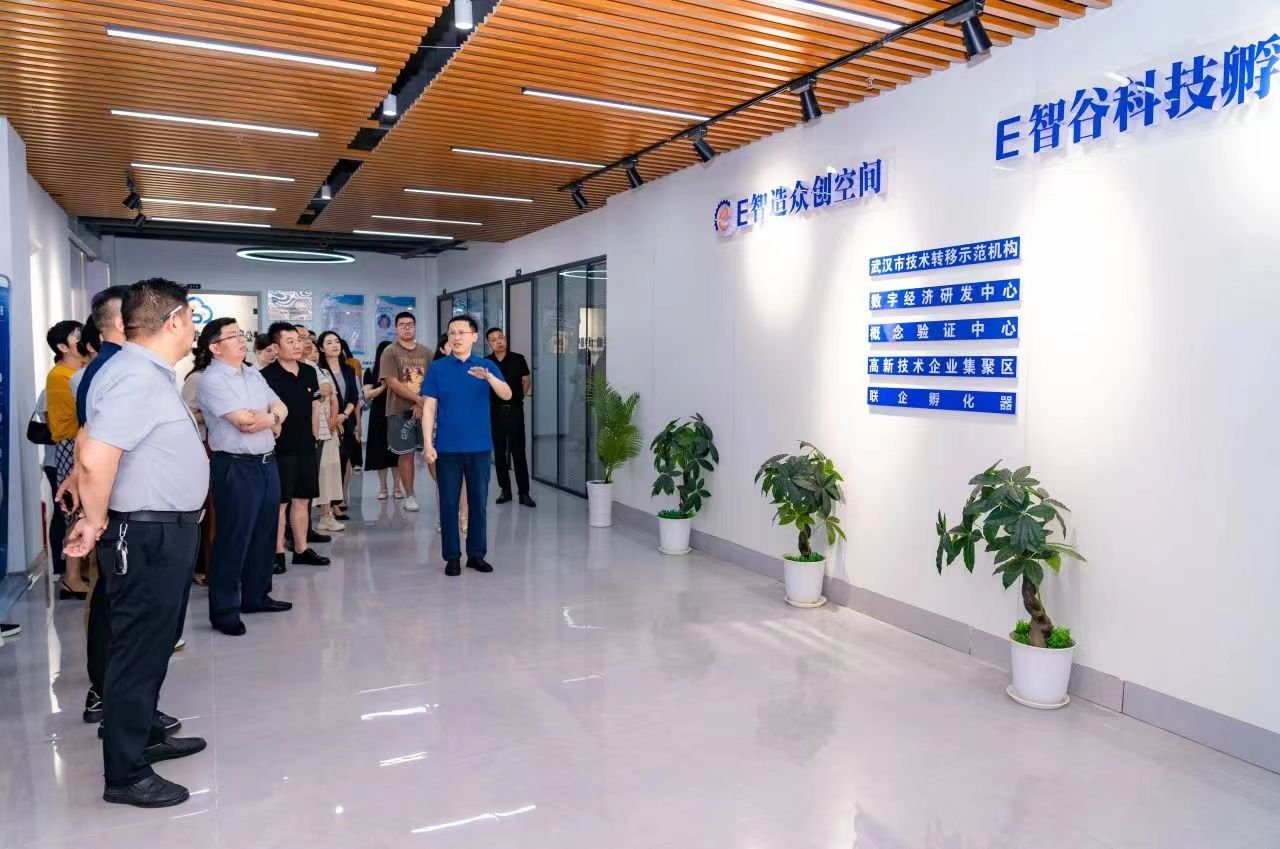 東西湖區(qū)民營(yíng)企業(yè)家代表參觀區(qū)政協(xié)工商聯(lián)界別委員企業(yè)E智造眾創(chuàng)空間.jpg