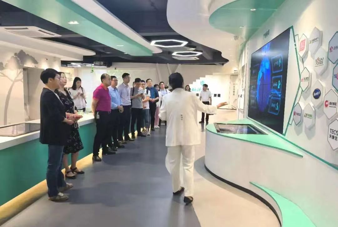 東西湖區(qū)政協(xié)工商聯(lián)界別委員走進(jìn)上市企業(yè)回盛生物，開(kāi)展上市輔導(dǎo)沙龍活動(dòng).jpg