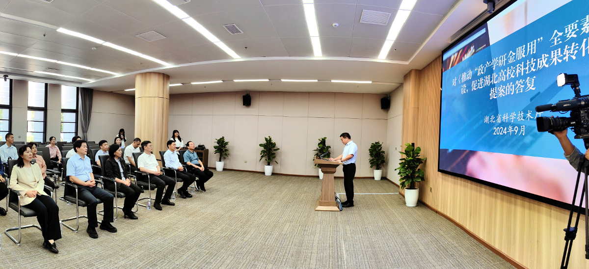 楊玉華聽取提案承辦單位辦理情況介紹.jpg