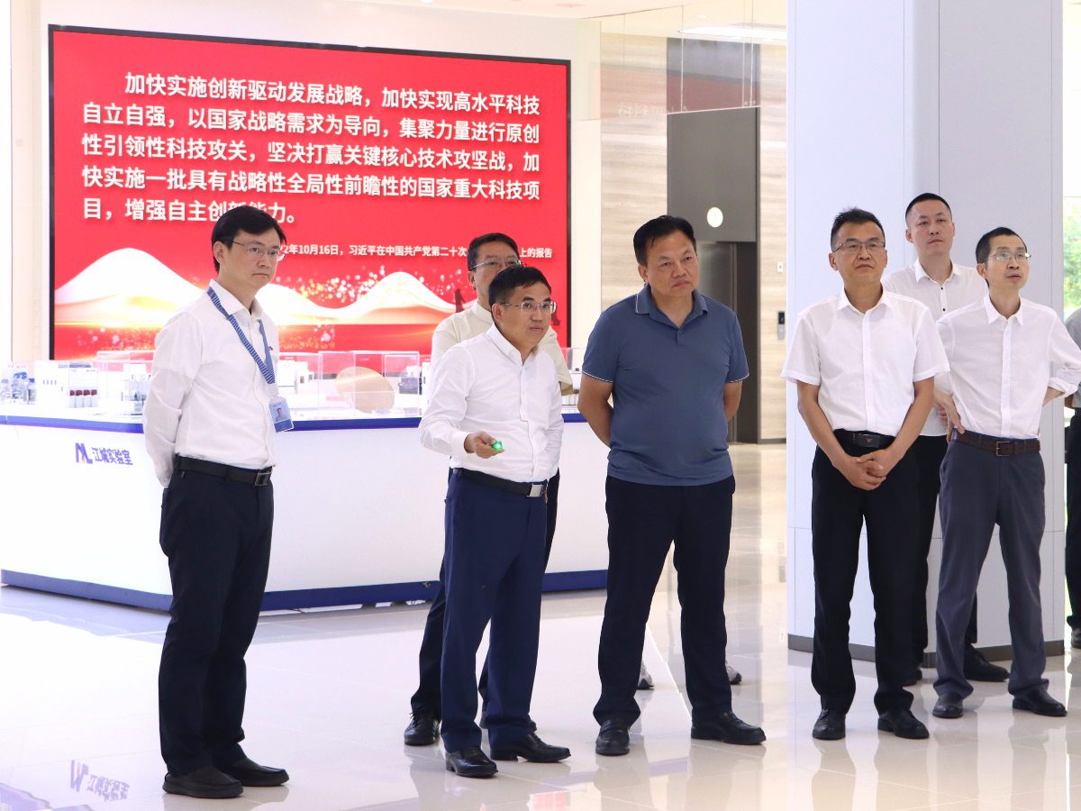2024年5月23日下午，省政協(xié)教科衛(wèi)體委員會組織部分科技界委員，圍繞“湖北加快布局建設(shè)重點(diǎn)產(chǎn)業(yè)領(lǐng)域中試基地研究”課題開展專題調(diào)研.jpg