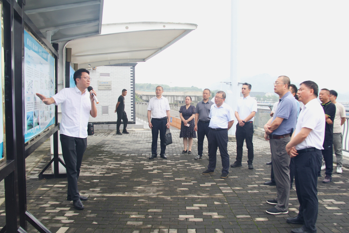7月11日，住宜省政協(xié)委員何建剛組織委員工作室省、市、區(qū)三級政協(xié)委員開展“船舶和港口污染防治”監(jiān)督性調(diào)研活動.jpg