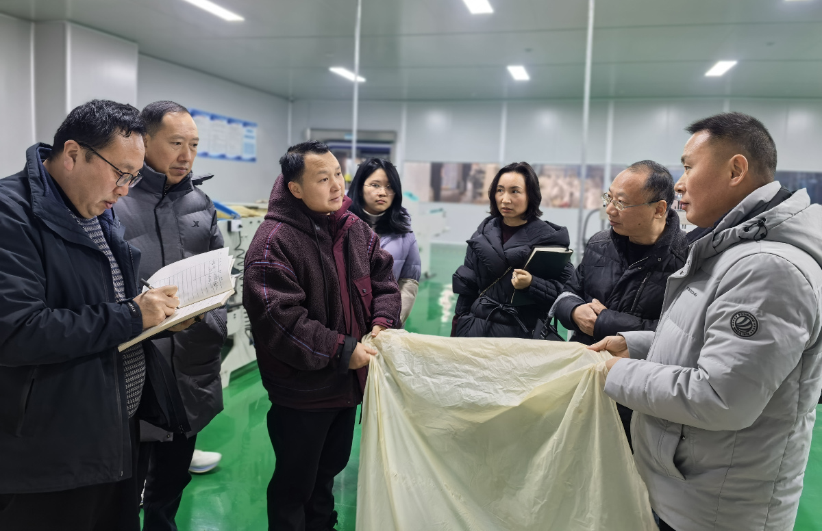 3月12日，鶴峰縣政協(xié)到太平鎮(zhèn)湖北省綠竹新材料公司調(diào)研.jpg