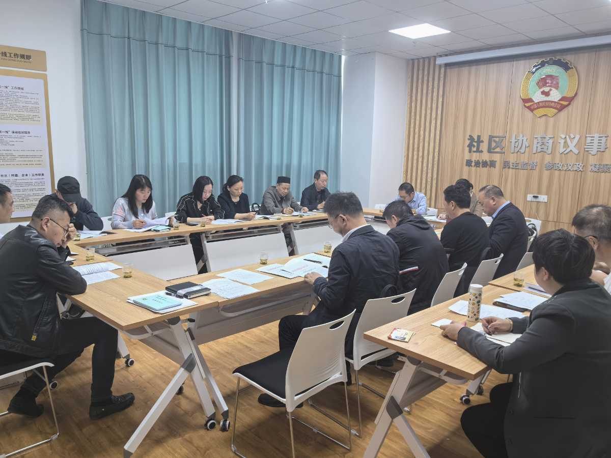 政協(xié)委員、綠化管理處、供電公司、社區(qū)工作人員和居民代表圍坐在一起協(xié)商.jpg