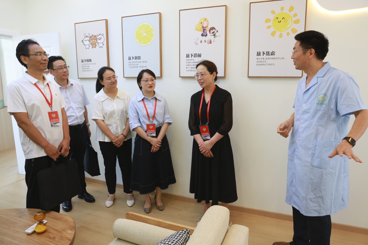 圖二 調(diào)研組一行在丹江口市心理健康輔導中心調(diào)研.jpg